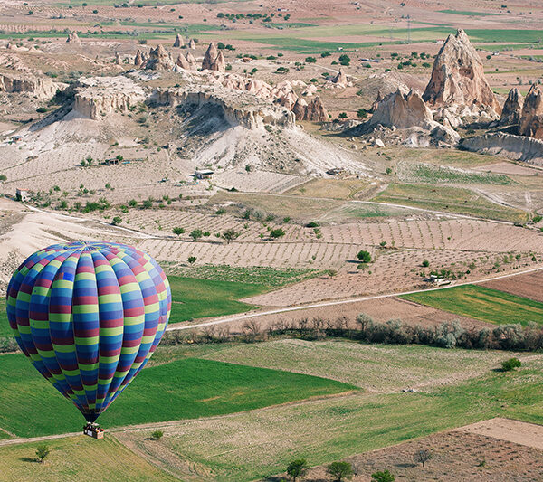 воздушный шар в поле