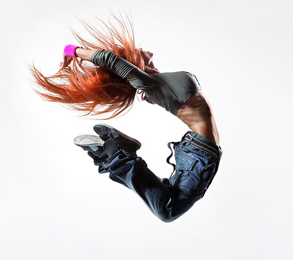 Девушка танцует