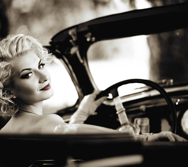 Девушка за рулем