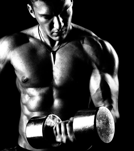 Мужчина с гантелей