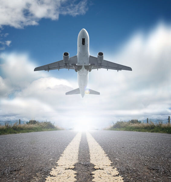самолёт на взлетной полосе