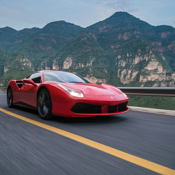 красный автомобиль