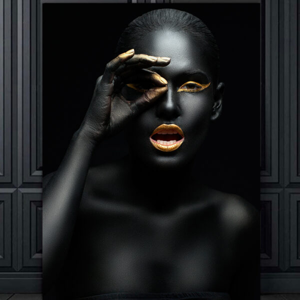 Модульная картина девушка с золотыми пальцами