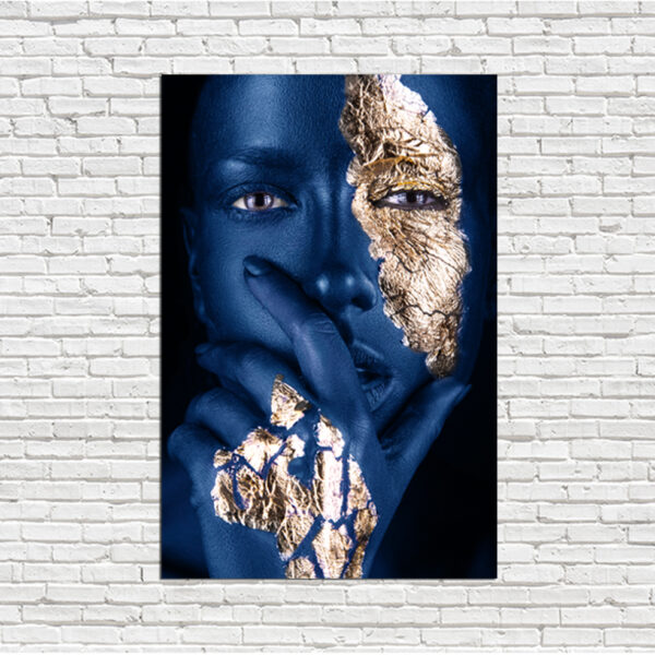 Модульная картина задумчивая девушка с золотом